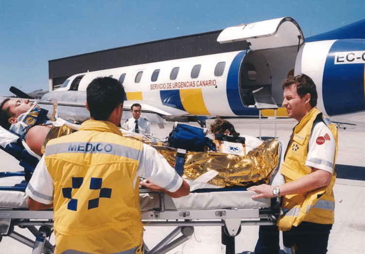 Imagen de archivo de una trasladado en uno de los antiguos aviones medicalizados (Foto TA)